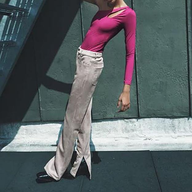 Imagen principal - Pantalones split, la tendencia de la temporada que ya arrasa en Zara y Mango, que estiliza muchísimo y que aprueban las famosas