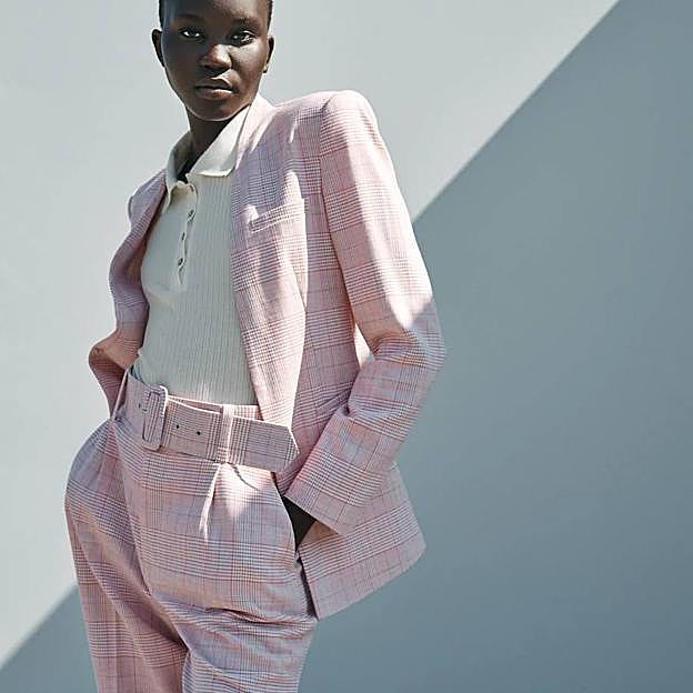 Imagen principal - Estos conjuntos con estampado de cuadros de chaqueta y pantalón o falda son lo que necesitas este otoño sí o sí (para que solo tengas que pensar en los accesorios)