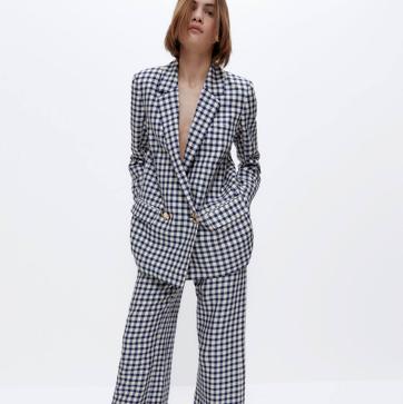 Imagen secundaria 1 - Estos conjuntos con estampado de cuadros de chaqueta y pantalón o falda son lo que necesitas este otoño sí o sí (para que solo tengas que pensar en los accesorios)