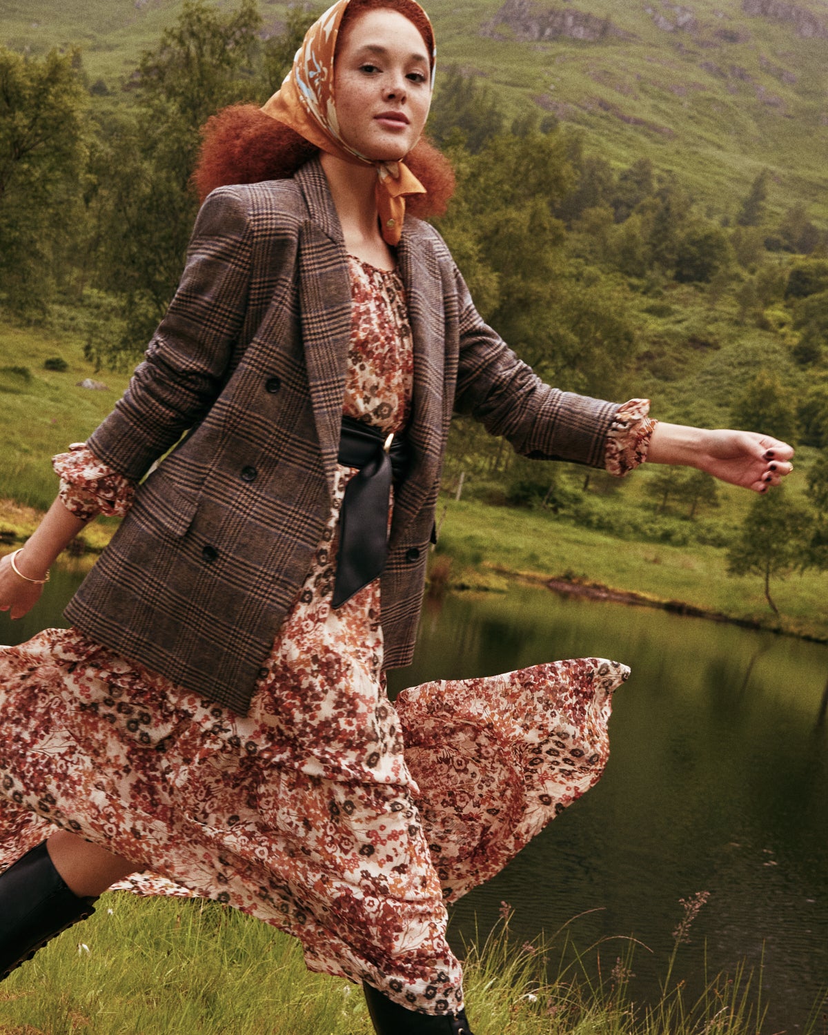 Este vestido de Espirit a la venta en Amazon ( desde 52 euros ) está inspirado en los colores del otoño. De gasa vaporosa y escote cuadrado, es perfecto para llevar con botas cowboy o dar un giro de estilo y combinarlo con unas combat boots de cordones.