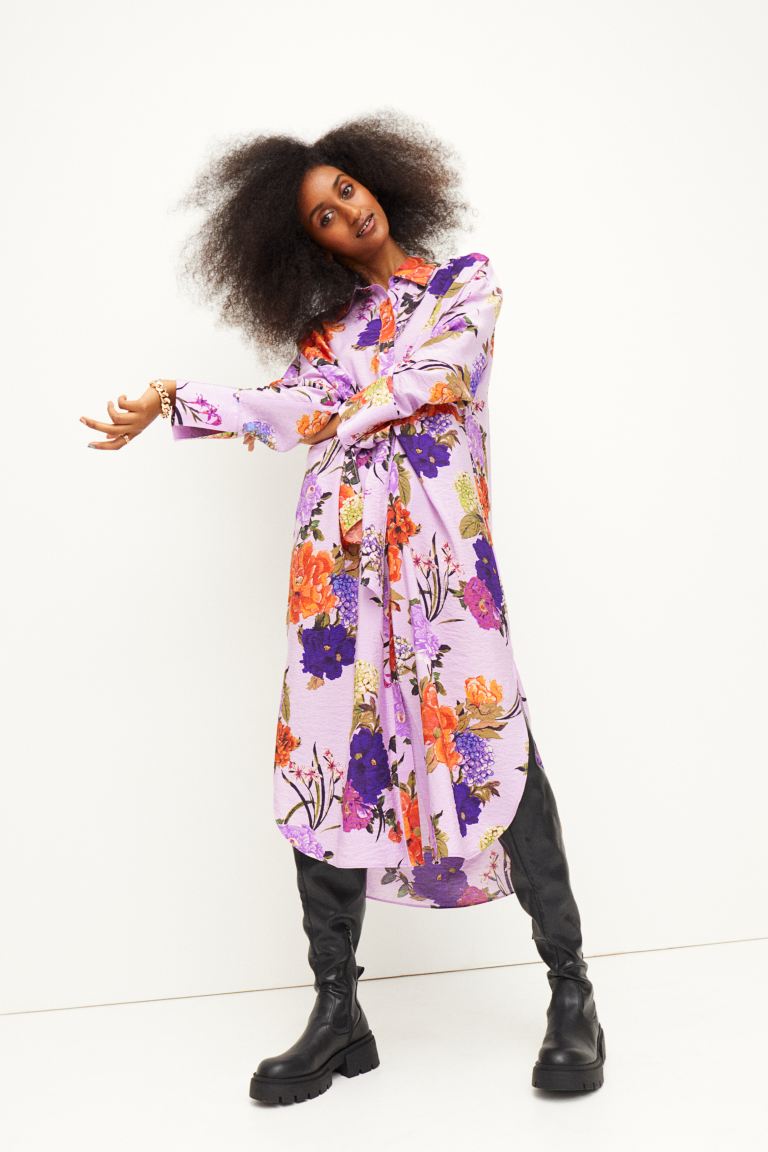 Rompedor y muy inspirador: puede que nunca te imaginaras este vestido camisero rosa con maxi estampado de flores (25.99 euros) con unas combat boots (49.99 euros), pero la fórmula funciona a las mil maravillas.