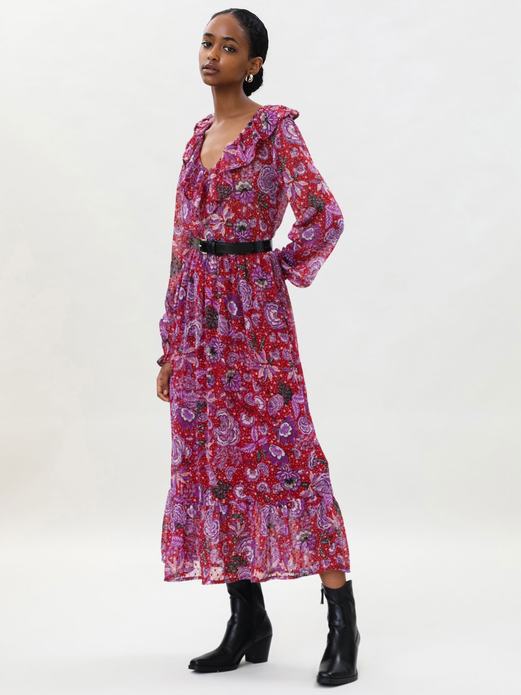 Un básico de otoño que no falla: vestido midi de gasa con estampado floral (este es de Lefties y cuesta 17.99 euros) y botines cowboy.