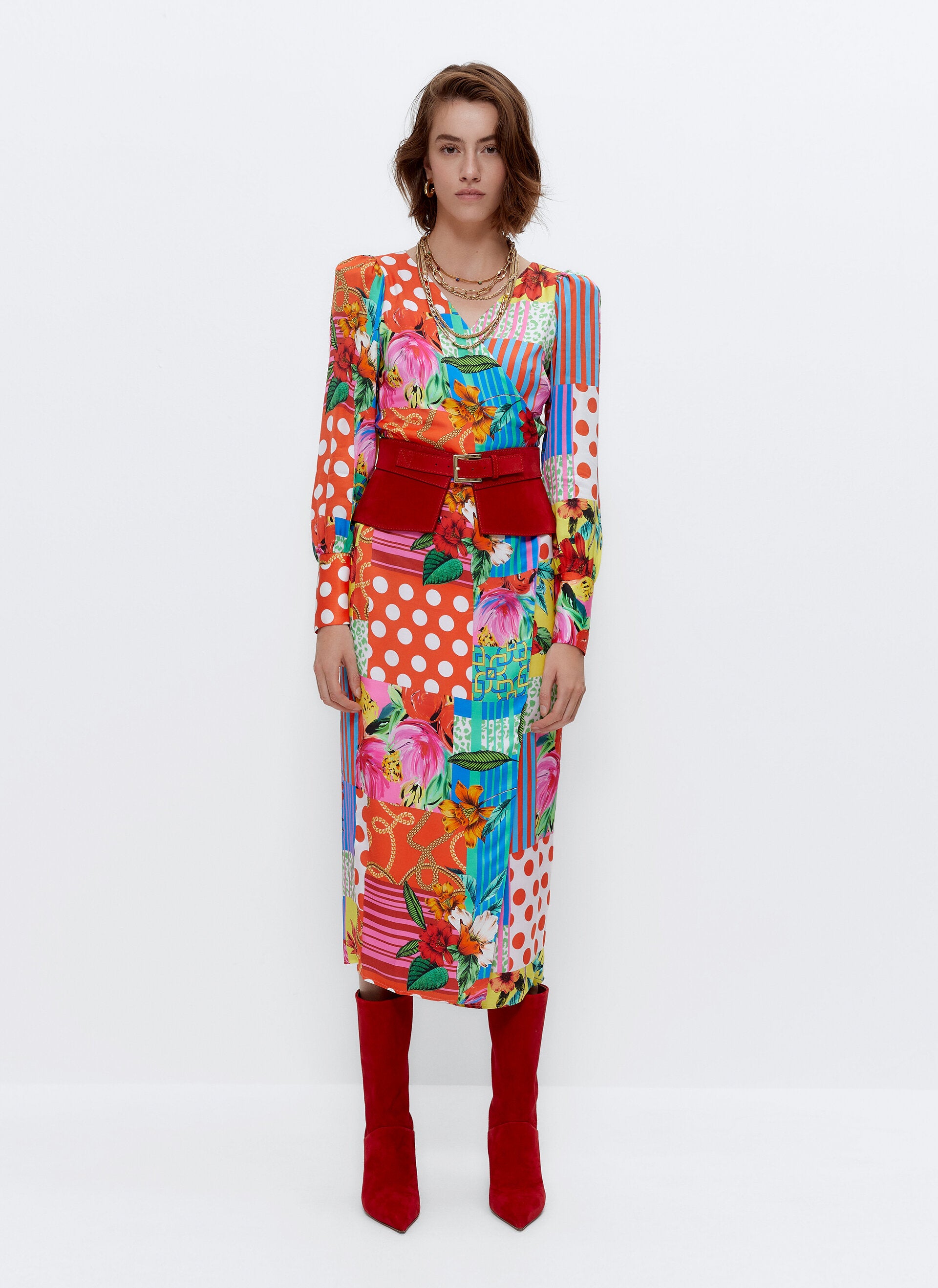 ¿Puede ser más rompedor este look de Uterqüe? Solo apto para muy atrevidas, el vestido patchwork con estampado floral y silueta wrap (129 euros) queda genial con los botines rojos más deseados del otoño (159 euros).