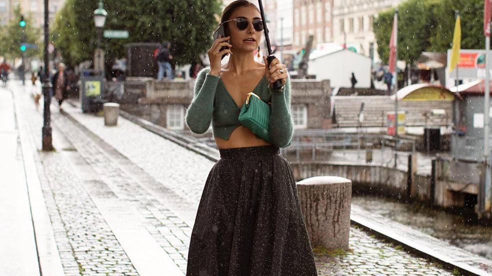 Denim, plisadas, tweed, efecto piel, de punto o satinadas: así son las faldas que no pueden faltar en tus looks con botas esta temporada