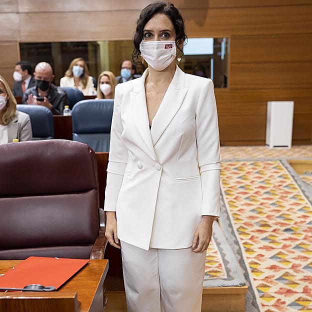 Imagen principal - Todos los looks made in Spain de Isabel Díaz Ayuso que la convierten en la it girl de la política española: del vestido midi que arrasa a su blazer favorita
