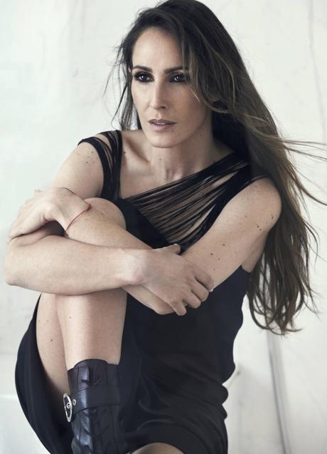 Imagen - La cantante, con vestido de Sportmax y botas de Wonders