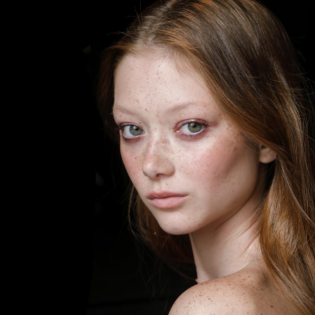 Pincha en la imagen para conocer las 10 mejores cremas antiedad de farmacia. 