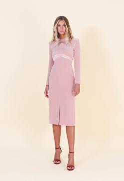 Imagen secundaria 2 - Todos los looks made in Spain de Isabel Díaz Ayuso que la convierten en la it girl de la política española: del vestido midi que arrasa a su blazer favorita