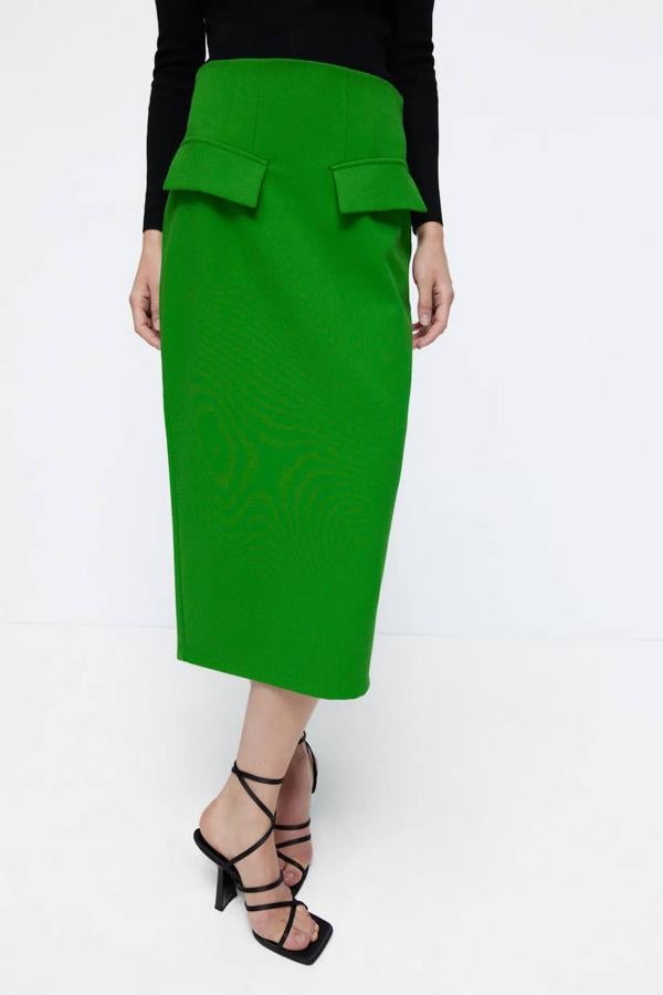 Falda midi de tubo en verde con solapas delanteras de Zara. 29,95 euros
