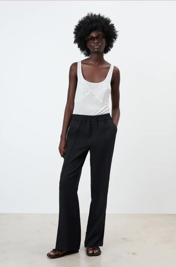 Básicos, cómodos y versátiles, estos pantalones negros son un comodín perfecto para tus looks de otoño invierno. Y cuestan 15.99 euros en los Special Prices de Zara. 