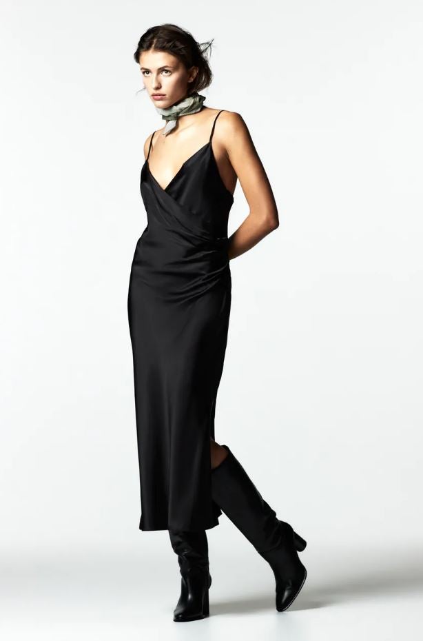 Nunca tenemos suficientes vestidos negros en el armario, y este slip dress de silueta cruzada y escote de vértigo es absolutamente irresistible. Está rebajado a 15.99 euros en los Special Prices de Zara.