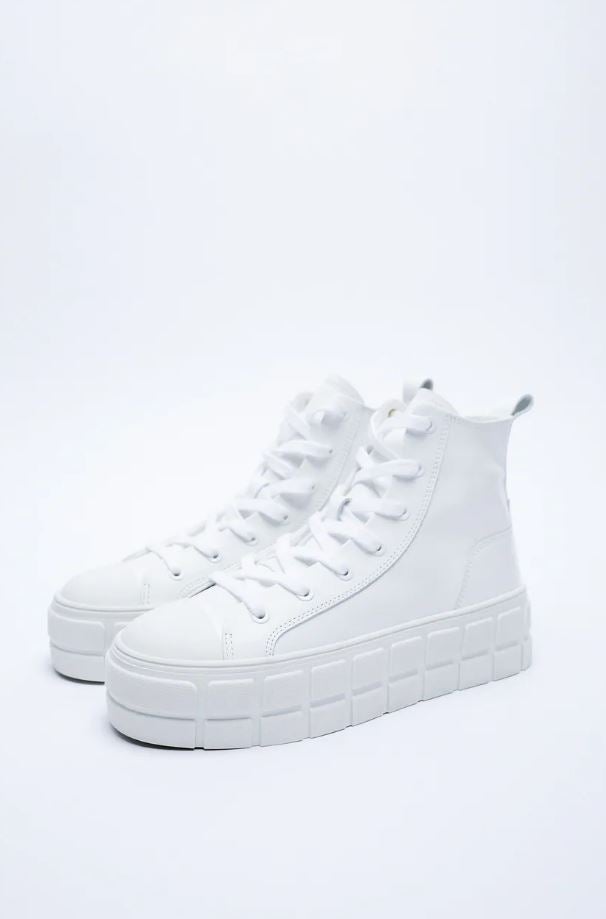 Las zapatillas han llegado para quedarse, y estas con suela de plataforma te harán ir cómoda y ganar centímetros. 29.99 euros en los Special Prices de Zara.