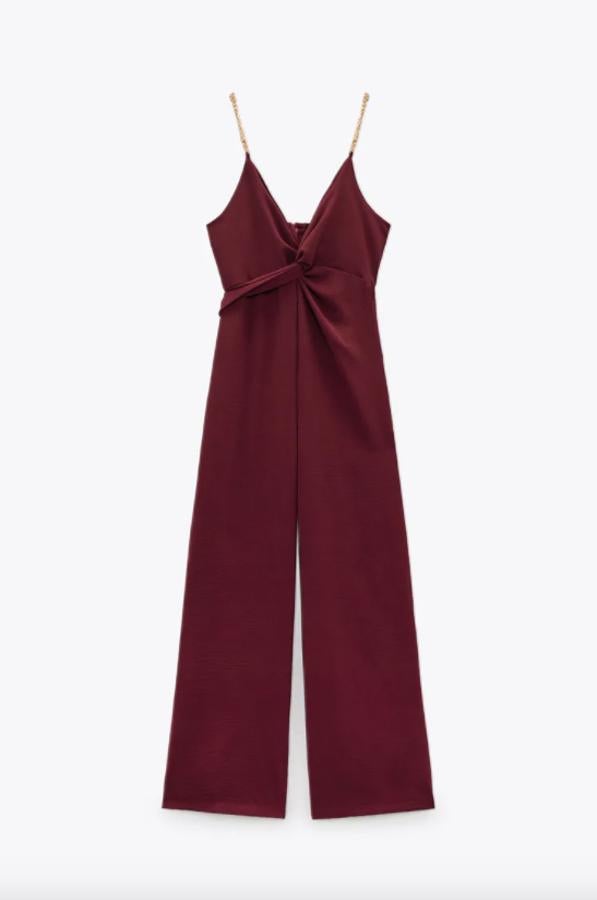 Este mono largo de Zara en color burdeos viene con escote de pico con nudo, tirantes de aplicación con cadena y perneras anchas. Solo queda en las tallas XS y M por 39,95 euros. 