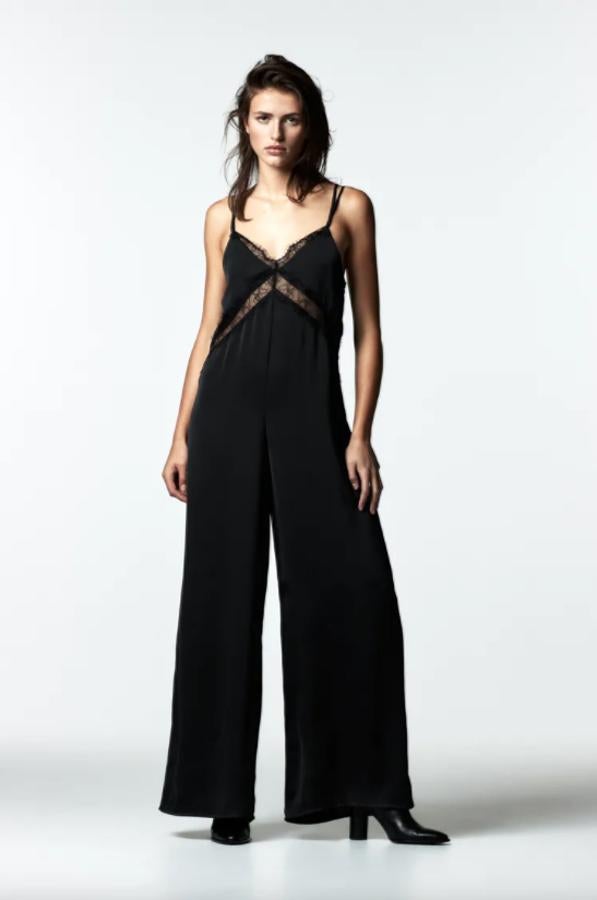 Con escote de pico y doble tirante fino, este mono negro de Zara con detalle de aplicación de encaje a tono y perneras anchas cuesta 39,95 euros y está disponible entre las tallas XS y L. 