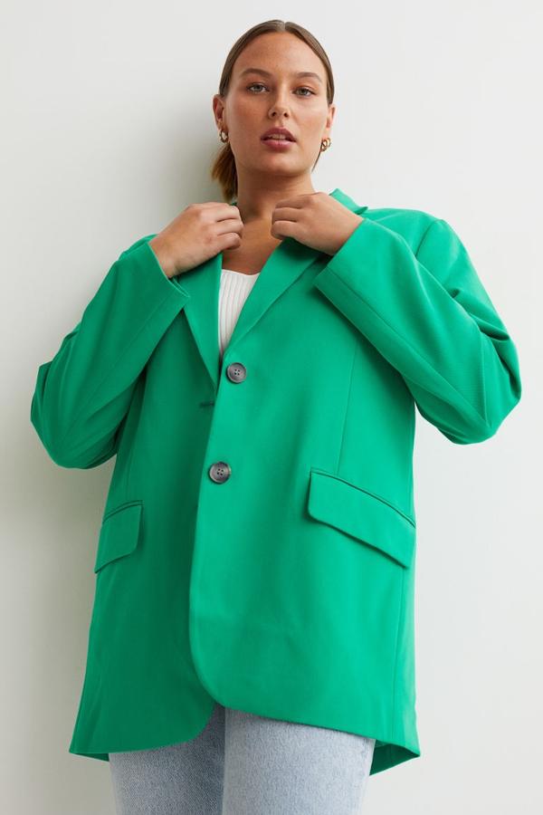 Diseño oversize para esta americana de H&M con cierre de botones frontal a contraste, cuello de solapas con muesca, bolsillos delanteros ribeteados con sola y bolsillo al bies en la pechera. Solo podemos comprarla en la web de la firma, por un precio de 39,99 euros, entre las tallas XS y XXL. 