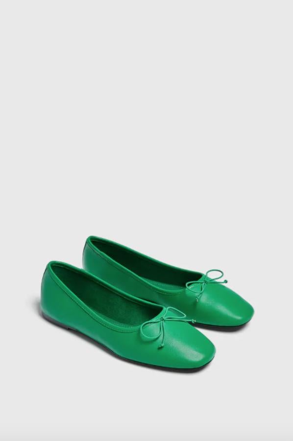 Estas bailarinas de copete alto y detalle de lazo en el empeine acaban en punta redondeada y son de Pull&Bear. Cuestan 25,99 euros y están disponibles entre los números 35 y 41.