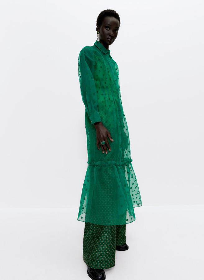 Este blusón confeccionado en tejido de organza con topos es de Uterqüe y viene con cuello clásico y abertura mediante tapeta frontal con botones. Disponible en las tallas S y M, cuesta 99 euros. 