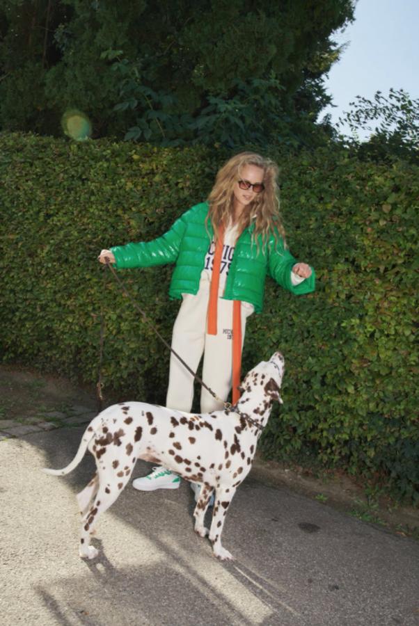 Diseño acolchado para esta cazadora de Zara confeccionada en tejido water repellent, con cuello subido y capucha ajustable con cordones elásticos y stoppers. Con mangas largas acabadas en botones a presión y bolsillos laterales ocultos en costura, cuesta 39,95 euros y está disponible entre las tallas XS y XL. 