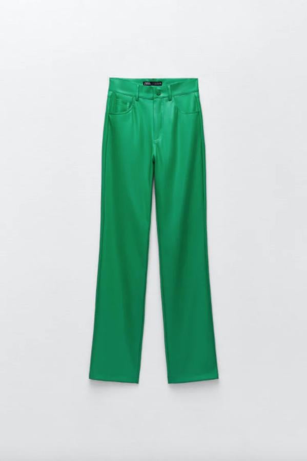 En efecto piel, de tiro alto y con cinco bolsillos, este pantalón verde de Zara que tiene cierre frontal de cremallera y botón cuesta 29,95 euros y está disponible entre las tallas XS y XL. 