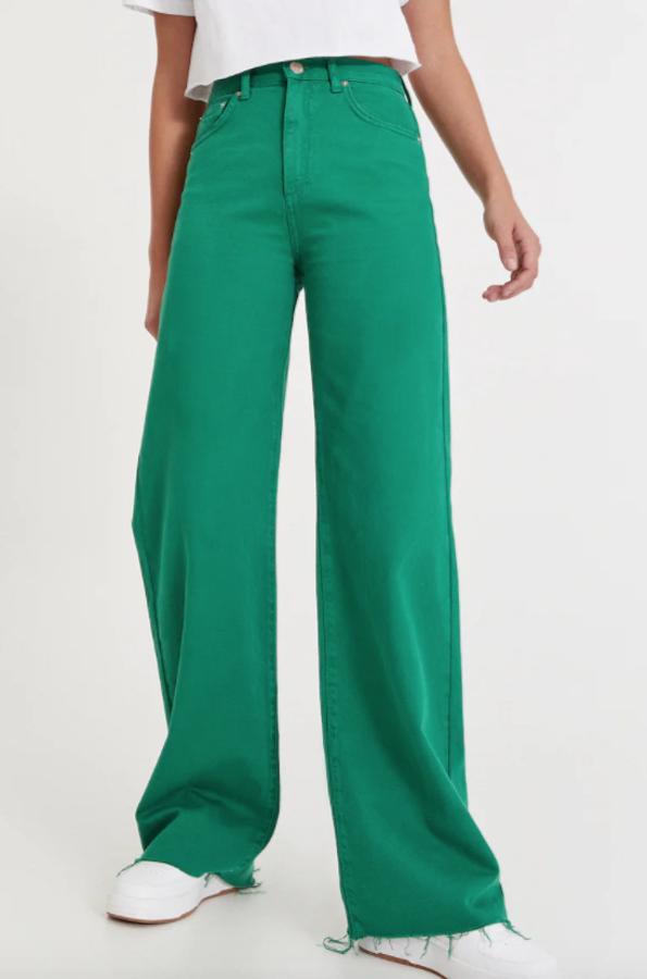 De tiro alto y bajo deshilachado, estos vaqueros verdes de Pull&Bear que tienen cinco bolsillos y cierre de cremallera y botón cuestan 25,99 euros y solo quedan en las tallas 40 y 42. 