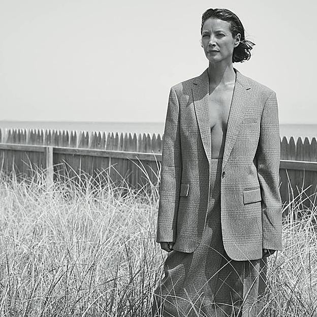 Imagen principal - Christy Turlington, imagen de HommeGirls; colección otoño/invierno 21 de Carlota Barrera; y look de Wales Bonner. 