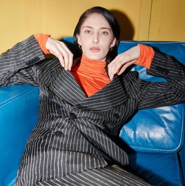 Imagen secundaria 1 - Christy Turlington, imagen de HommeGirls; colección otoño/invierno 21 de Carlota Barrera; y look de Wales Bonner. 