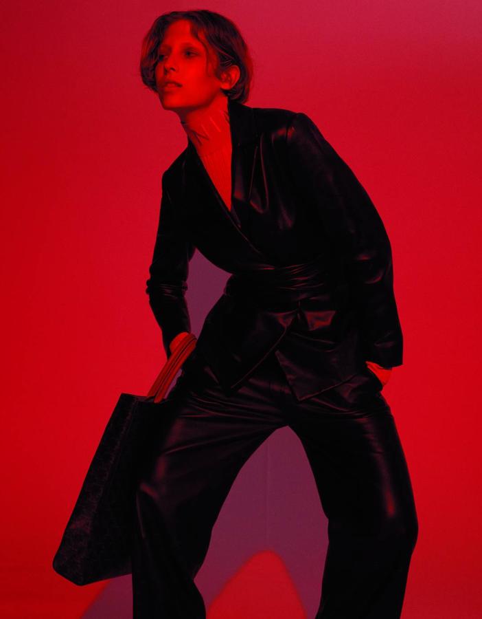 Chaqueta de cuero, de Maje; jersey de canalé, de Nina Ricci; pantalón de cuero, de Oakwood; cinturón de La Bagagerie y bolso de Celine. (Peluquería: Christoph Hasenbein. Maquillaje: Maria Olsson).