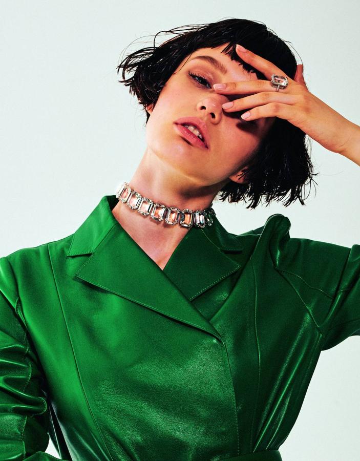 Abrigo de napa, de Salvatore Ferragamo. El anillo y el choker son de Swarovski.