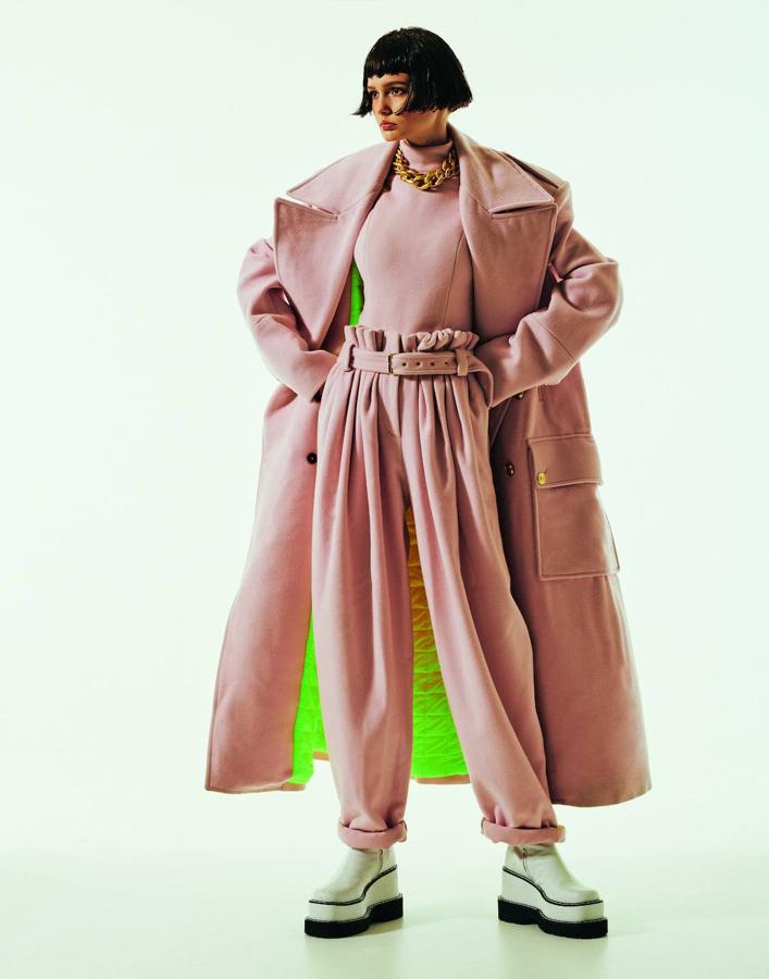 Abrigo de lana, jersey de cuello vuelto y pantalones anchos de cintura alta, todo de Balmain. El collar de eslabones es de Unoaerre y las botas con plataforma, de MSGM.