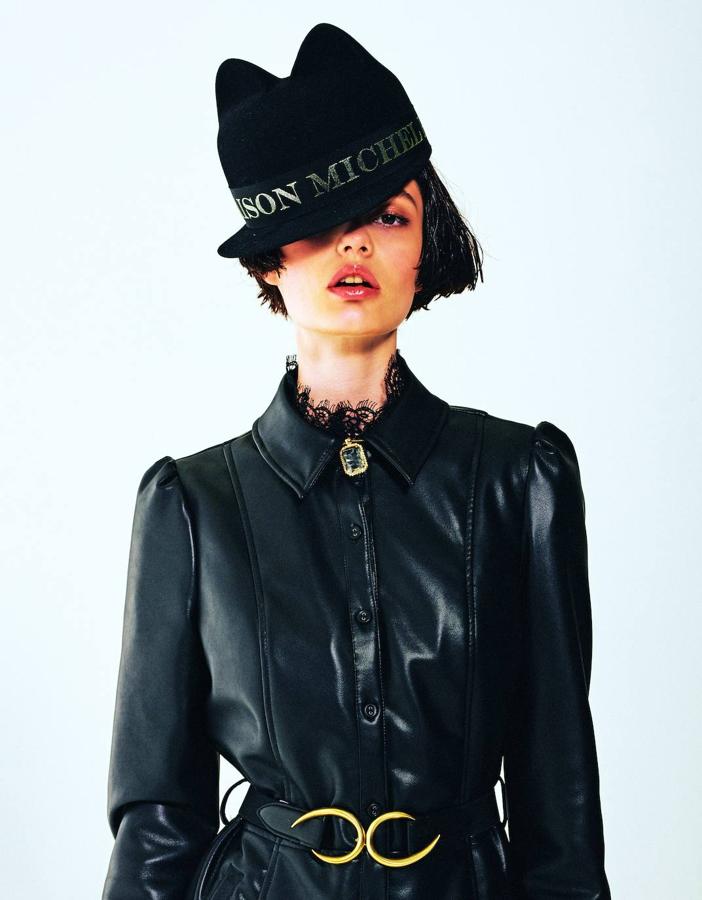 Vestido efecto piel, de Molly Bracken; sombrero de fieltro, de Maison Michel; collar con colgante de cristal, de Sodini; y cinturón de Orciani.