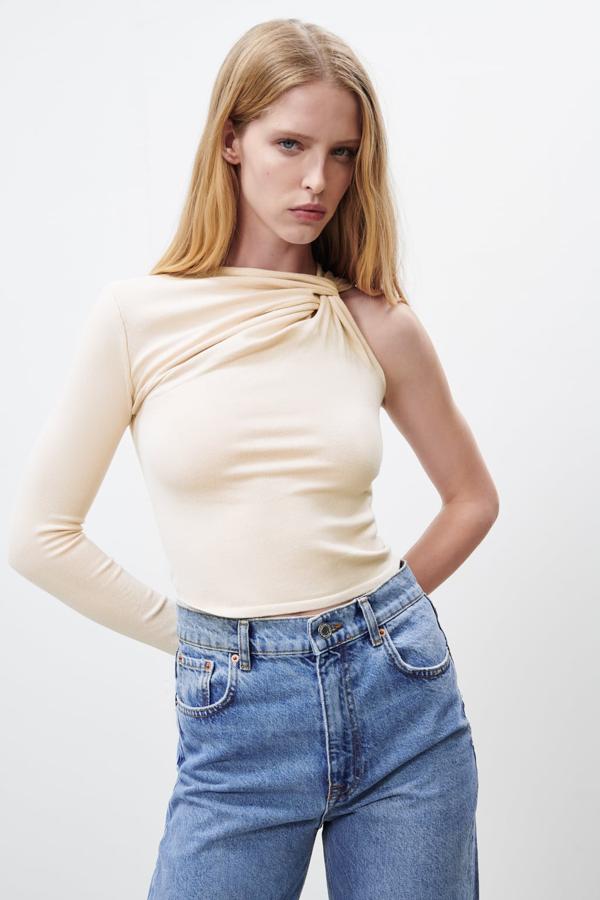 Es tiempo de celebraciones y toca renovar nuestro armario de fiesta. Los tops con un diseño especial son la opción perfecta para dar un toque diferente a un look con vaqueros. Top asimétrico en color rosa palo de Zara (19,99 euros)