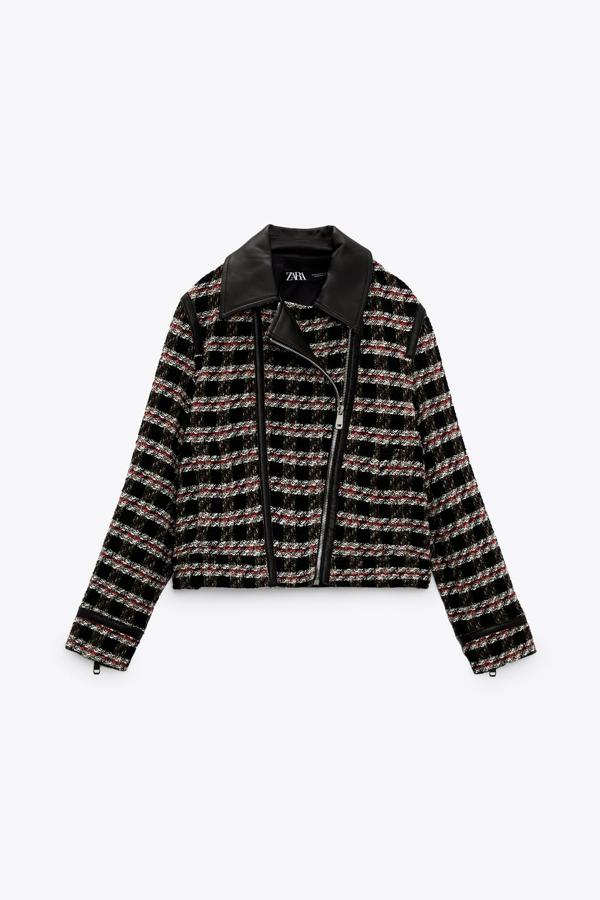 Todavía estamos a tiempo de sacarles partido a las chaquetas de entretiempo. Este diseño corto, estampado y de estilo  biker  es una de las propuestas de Zara. Chaqueta de tweed de Zara (49,99 euros) 