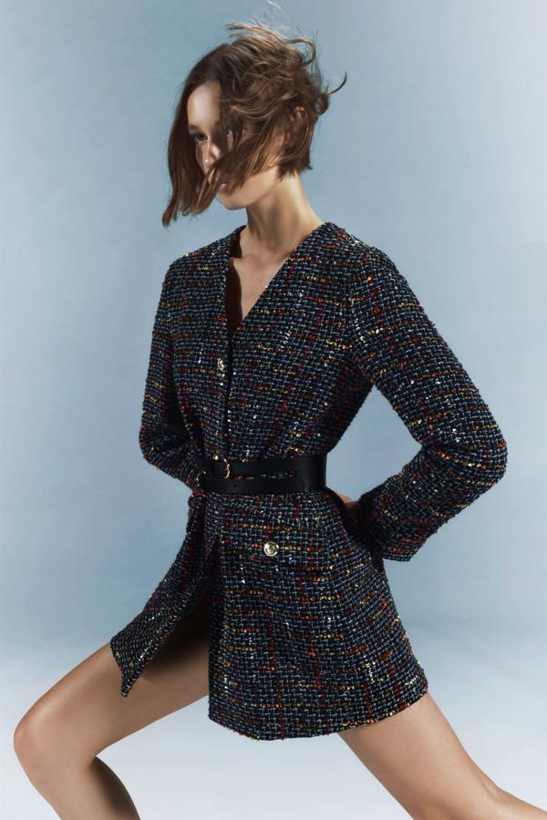 La clásica americana se reinventa una vez más con pequeños detalles. Unos toques metalizados convierten a este clásica prenda en una pieza de pura tendencia. Chaqueta con doble botonadura de Zara (69,99 euros). 