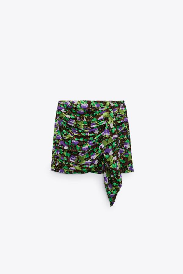 Las mini faldas estampadas no pueden faltar en ningun armario este otoño. Y esta tiene el diseño más especial de todas. Falda asimétrica con volante de Zara (25,99 euros). 