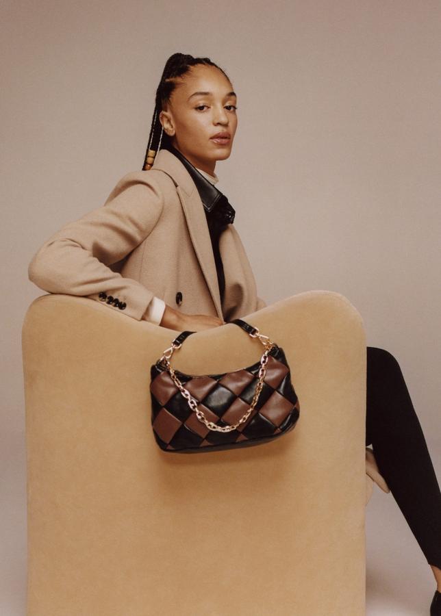 Hemos encontrado un bolso entre las novedades de Mango que acaparará todas las miradas. Con un bonito estampado de rombos en dos tonos que combinan con todo, como el camel y el negro. Bolso con cadena dorada de Mango (29,99 euros)