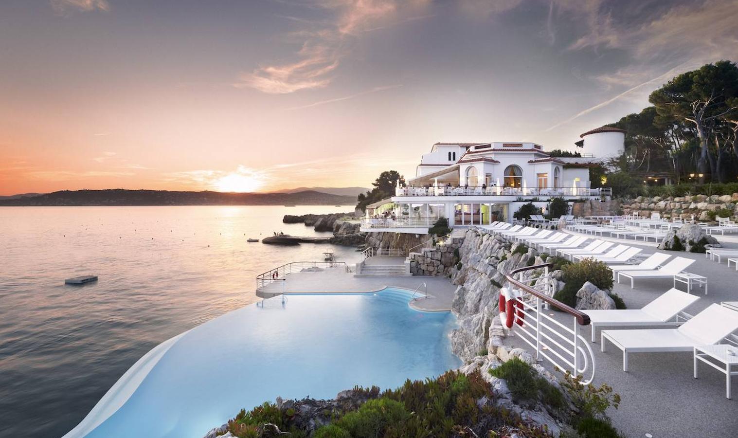 El mítico Hotel Du Cap Eden Roc Antibes ha sido el marco elegido por el artista valenciano Manolo Valdés para su obra La Reverie [El Ensueño]. Las 13 esculturas monumentales que la forman se despliegan por los jardines de pinos centenarios en uno de los rincones más bellos del Cabo de Antibes. Otra parte de la exposición está, rodeada de olivos y jardines de lavanda, en el Hotel Château Saint-Martin &amp; Spa, en la medieval Vence, a solo una hora. Seguir las huellas de Valdés es toda una invitación a disfrutar de la Riviera y la Provenza. (oetkercollection.com).