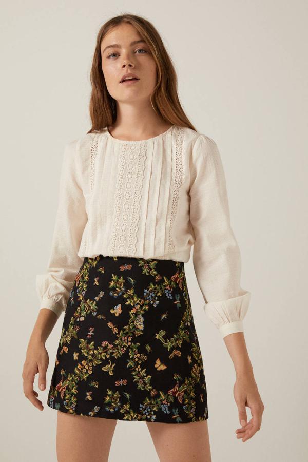 En Springfield hemos encontrado una preciosa mini de color negro con Jacquard de flores en varios tonos. Tiene un cierre de cremallera. Puede ser tuya por 29,99 €.