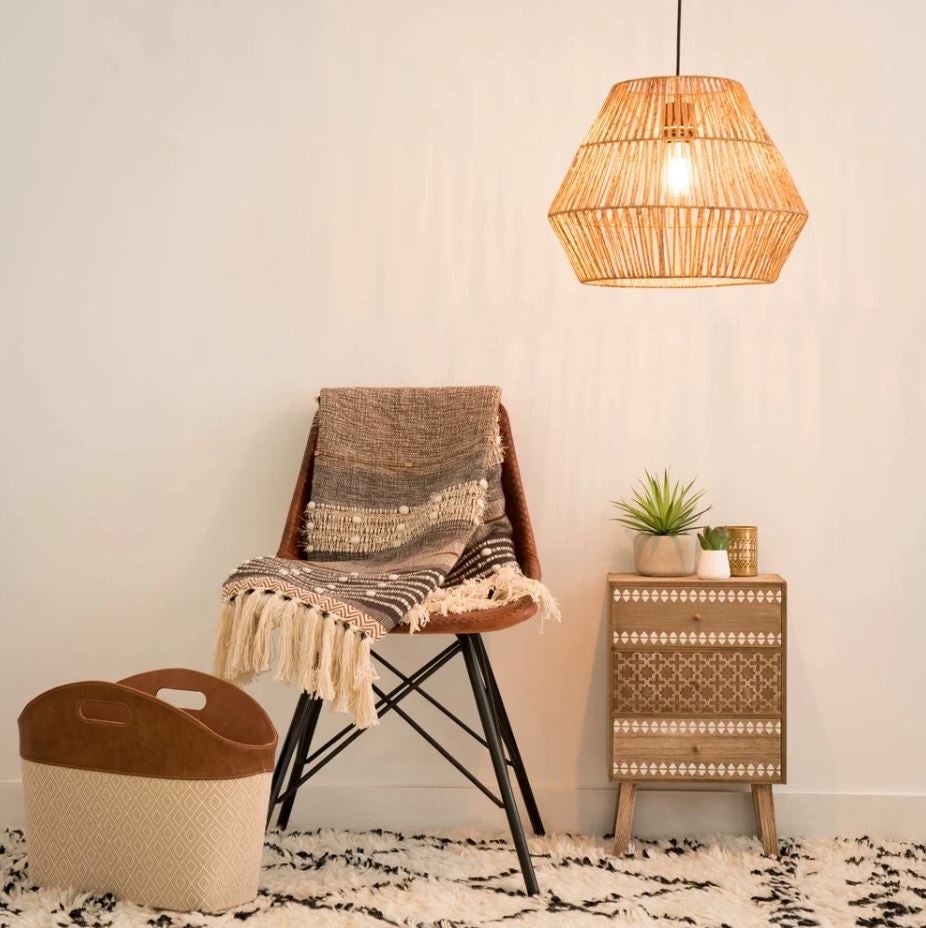 Esta lámpara de techo de bambú (29.99 euros).