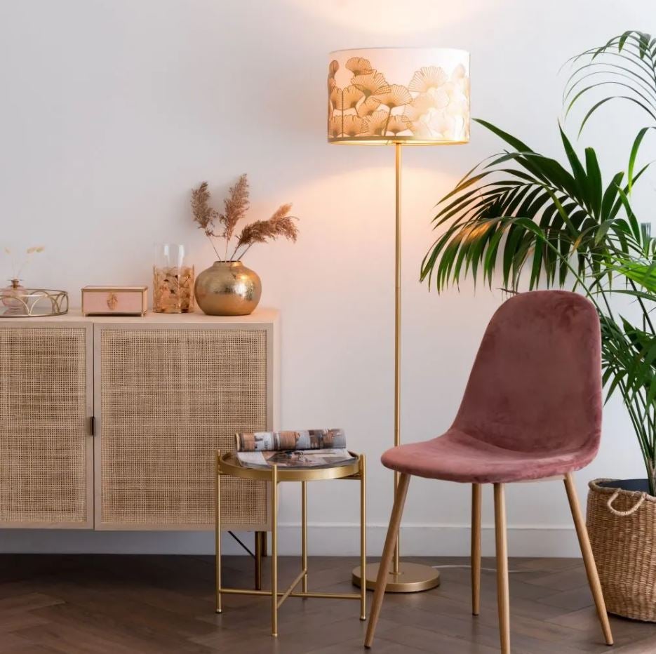 sta elegante lámpara de pie de estilo retro en tonos dorados (99 euros).