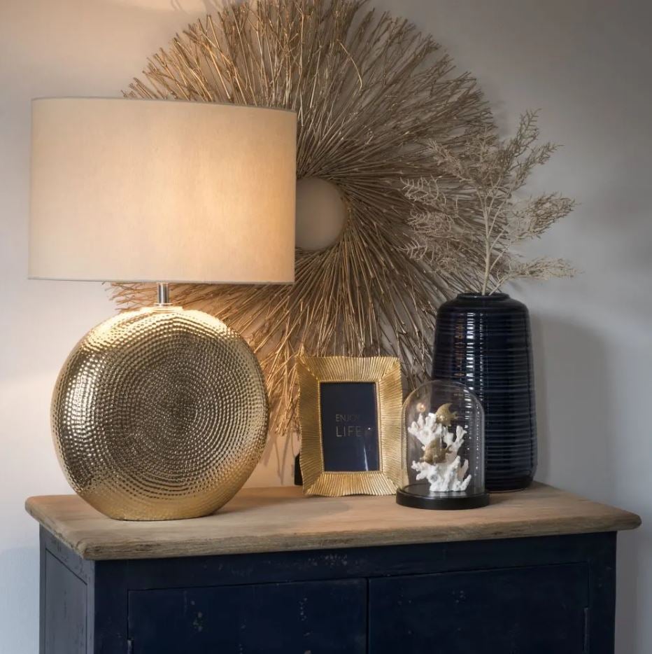 Esta lámpara de sobremesa con pie dorado (69.99 euros).