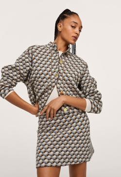 Imagen secundaria 2 - 1. Una minifalda con aires sesenteros que combina con jerséis de punto básicos. 2. Los estampados con logos han vuelto y se han instalado sobre mini faldas rectas. 3. Se llevan los total looks estampados con chaqueta y minifalda a juego. 