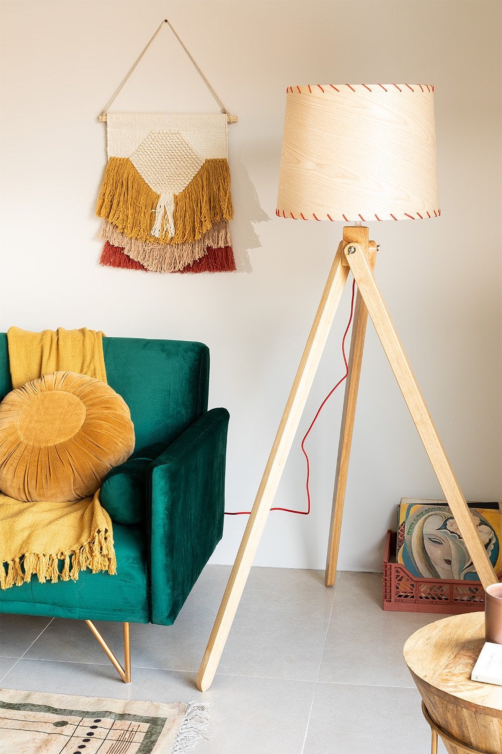 Esta lámpara de pie con pantalla de madera cuesta 56.95 euros en Sklum.