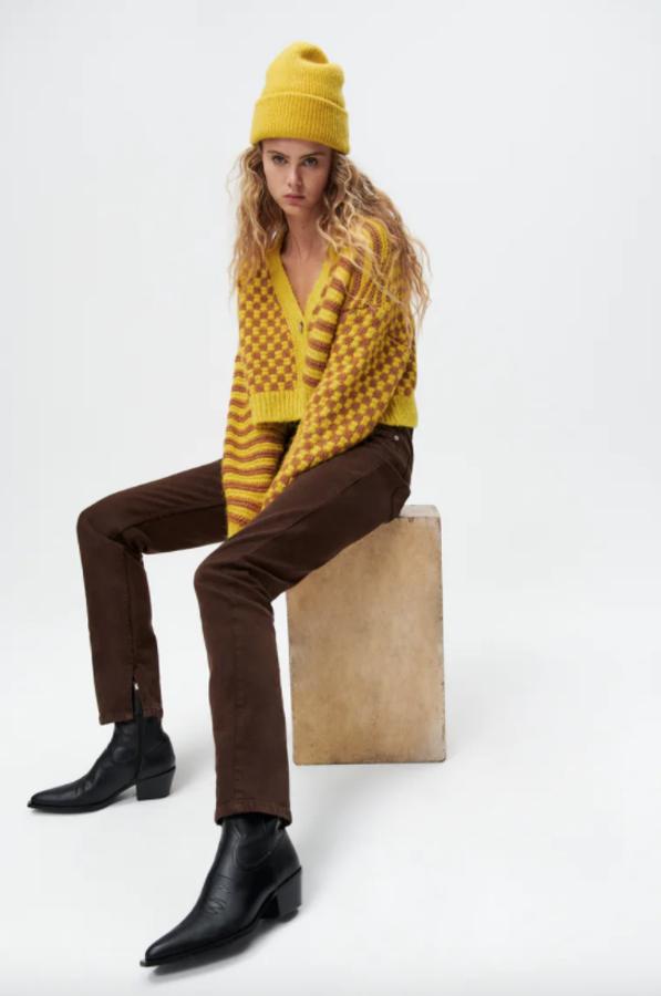 En color mostaza, con diseño de rayas y cuadros en marrón, este original cárdigan de Zara con escote de pico y mangas largas tiene un precio de 29,95 euros y está disponible en las tallas S, M y L. 
