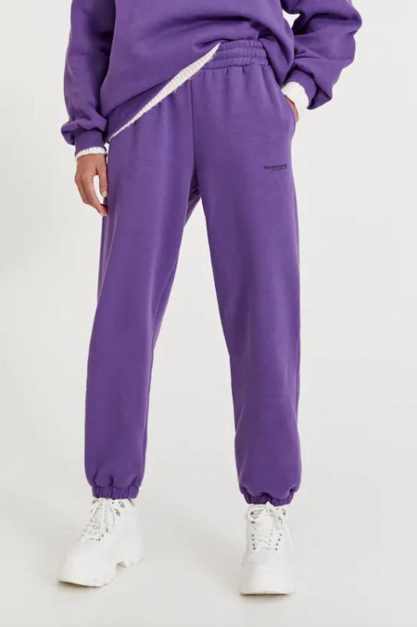 Estos pantalones de diseño jogger de Pull&Bear vienen con cintura y bajos elásticos, bolsillos laterales y detalle de texto en contraste. Con un precio de 19,99 euros, podemos encontrarlos entre las tallas XS y XL. 