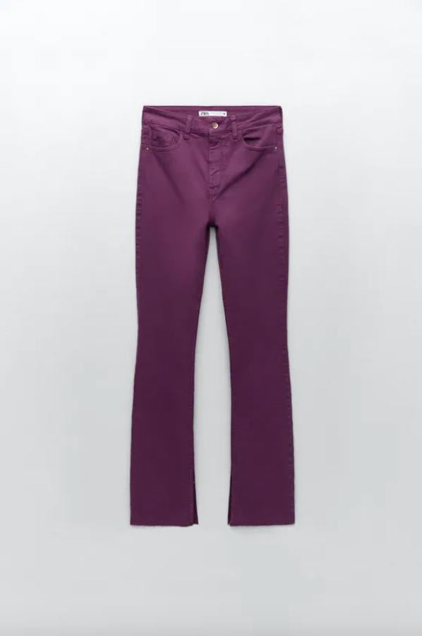 De tiro alto y con cinco bolsillos, estos pantalones vaqueros de Zara con bajo acabado en evasé con aberturas laterales cuestan 25,95 euros y están disponibles entre las tallas 32 y 40 y en la 46.