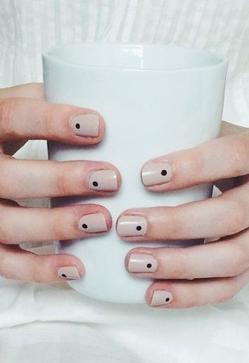 Imagen secundaria 2 - Esmaltado nipón, la manicura minimalista muy fácil de hacer que está arrasando en Instagram y que es perfecta para el otoño