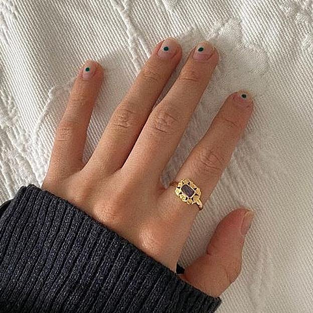 Imagen principal - Esmaltado nipón, la manicura minimalista muy fácil de hacer que está arrasando en Instagram y que es perfecta para el otoño