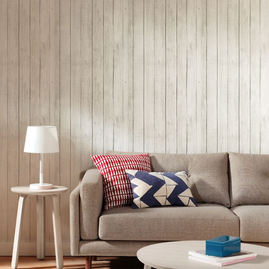 Parece una pared revestida de madera, pero en realidad es papel pintado. Es de El Corte Inglés y cuesta 14.95 euros el rollo.