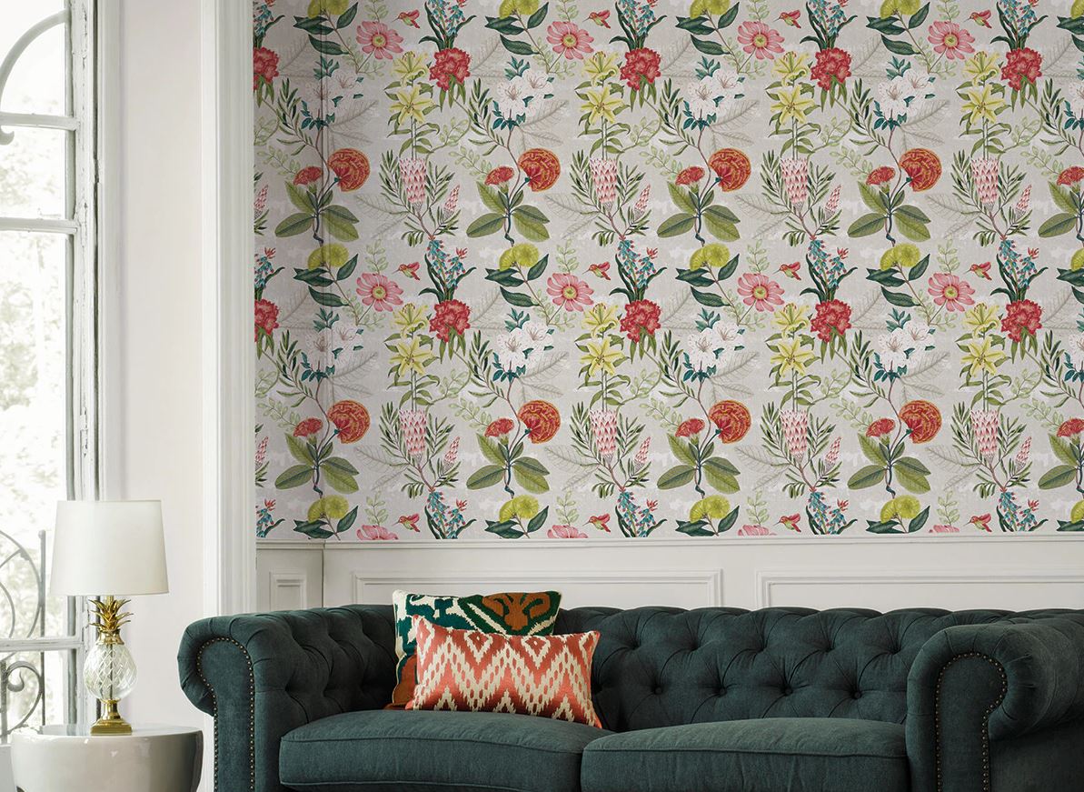 En El Corte Inglés hemos encontrado este llamativo papel pintado de estampado floral, perfecto para marcar la diferencia con elegancia y sofisticación. Cuesta 39.90 euros el rollo.