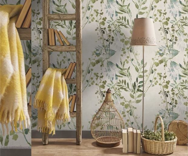 En Leroy Merlín apuestan por los papeles pintados de inspiración vegetal para aplicar en una de las paredes del salón y aportan luz y mucha vida a la estancia (14.95 euros el rollo).